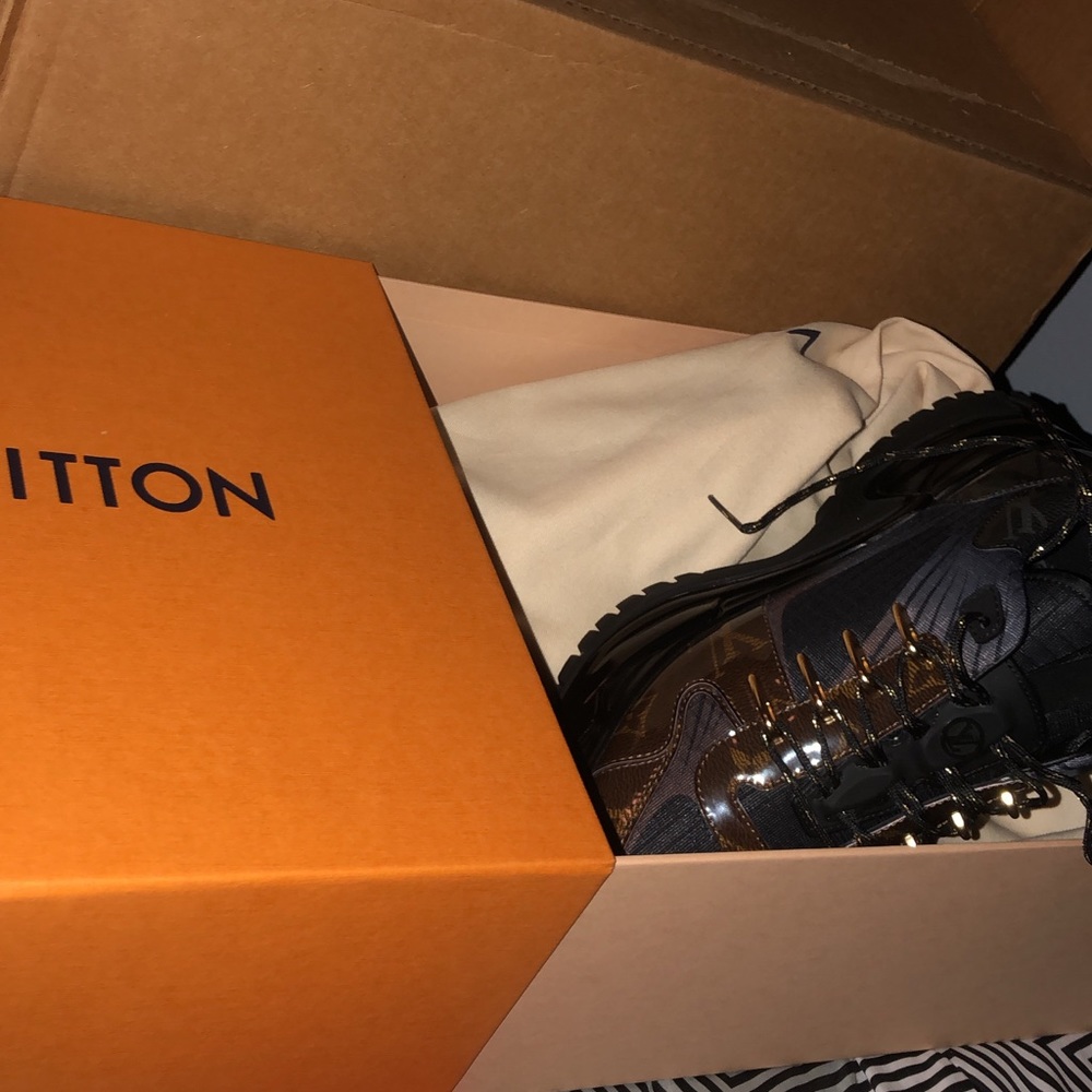 Authentic Louis Vuitton RUN AWAY PULSE SNEAKER